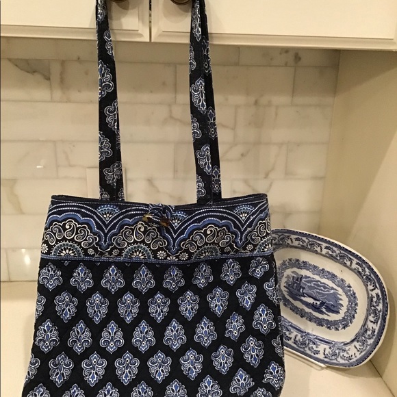 Beautiful navy Vera Bradley - Picture 1 of 3
